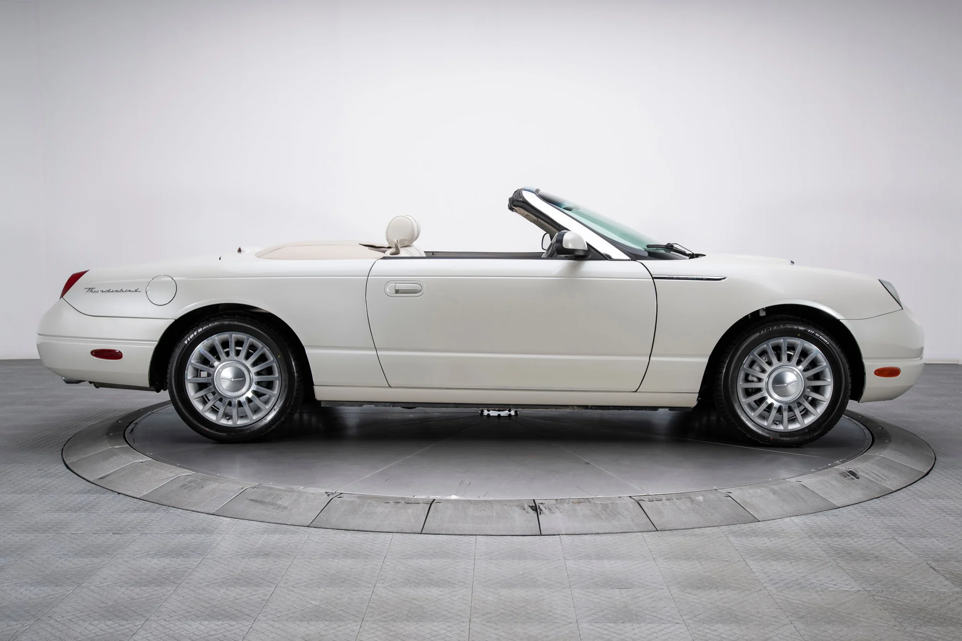 2005 Ford Thunderbird - Image 6