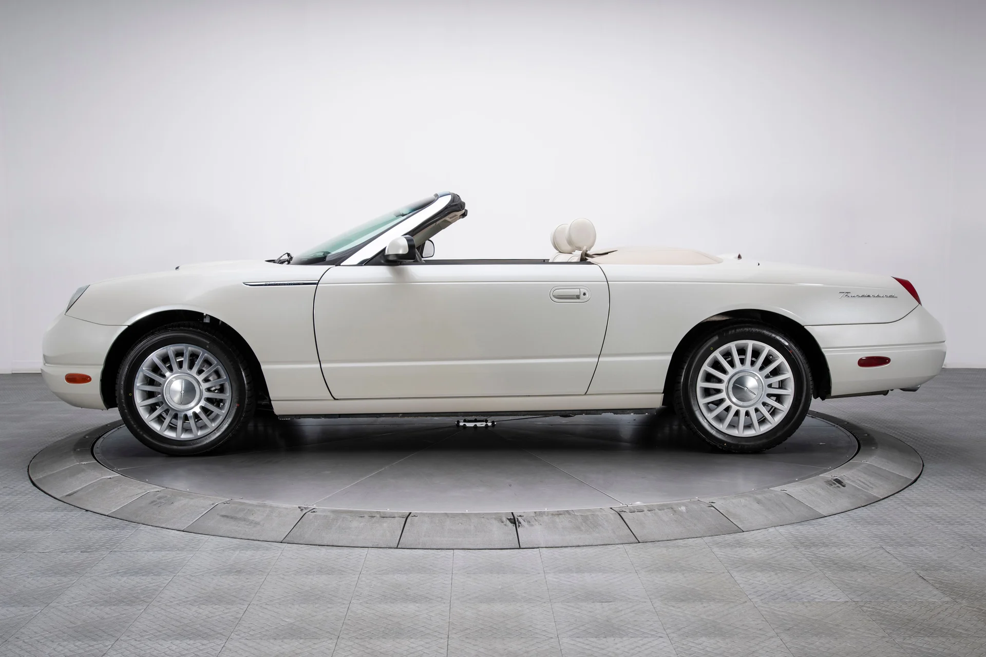 2005 Ford Thunderbird - Image 2