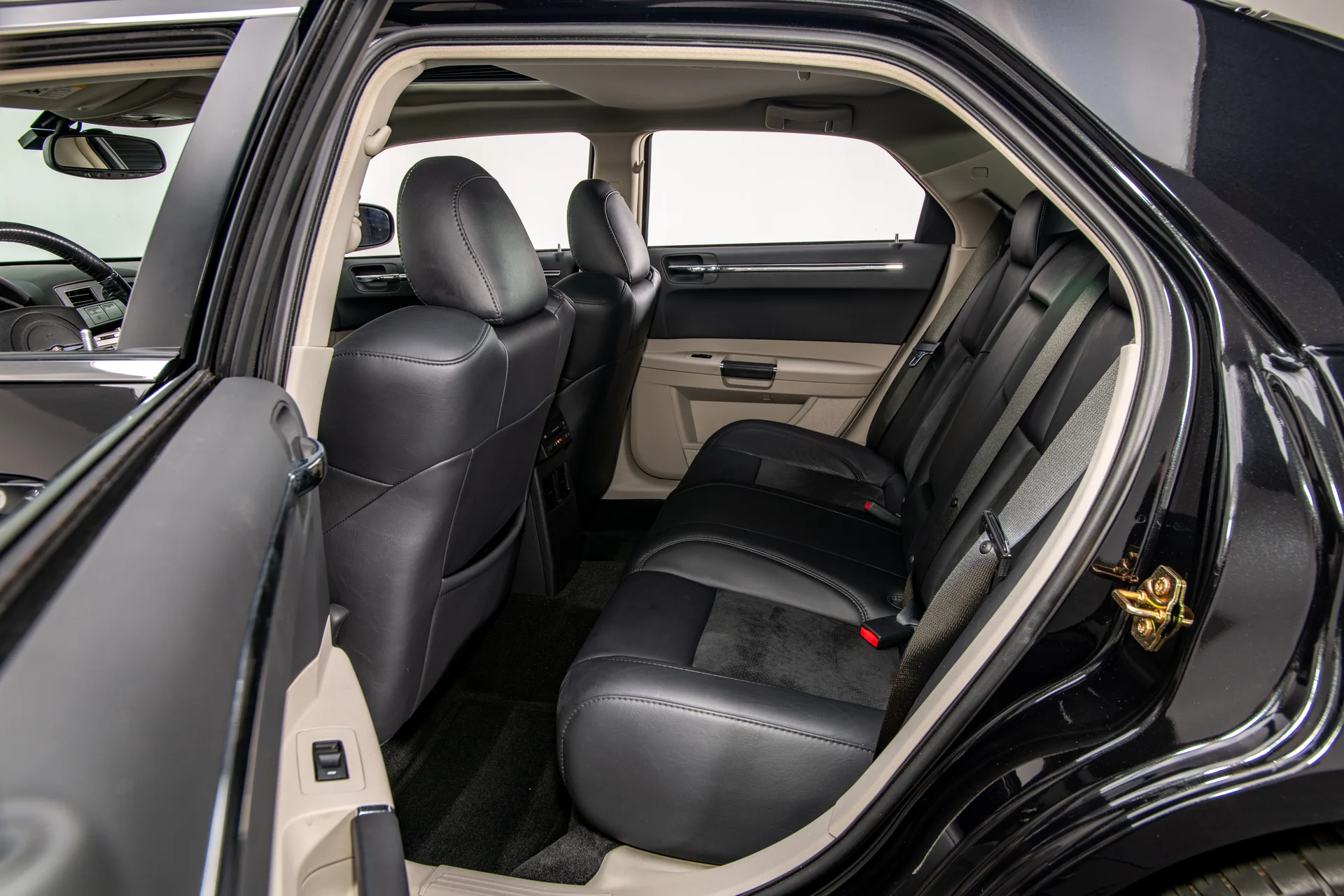 2006 Chrysler 300C SRT-8 - Image 13