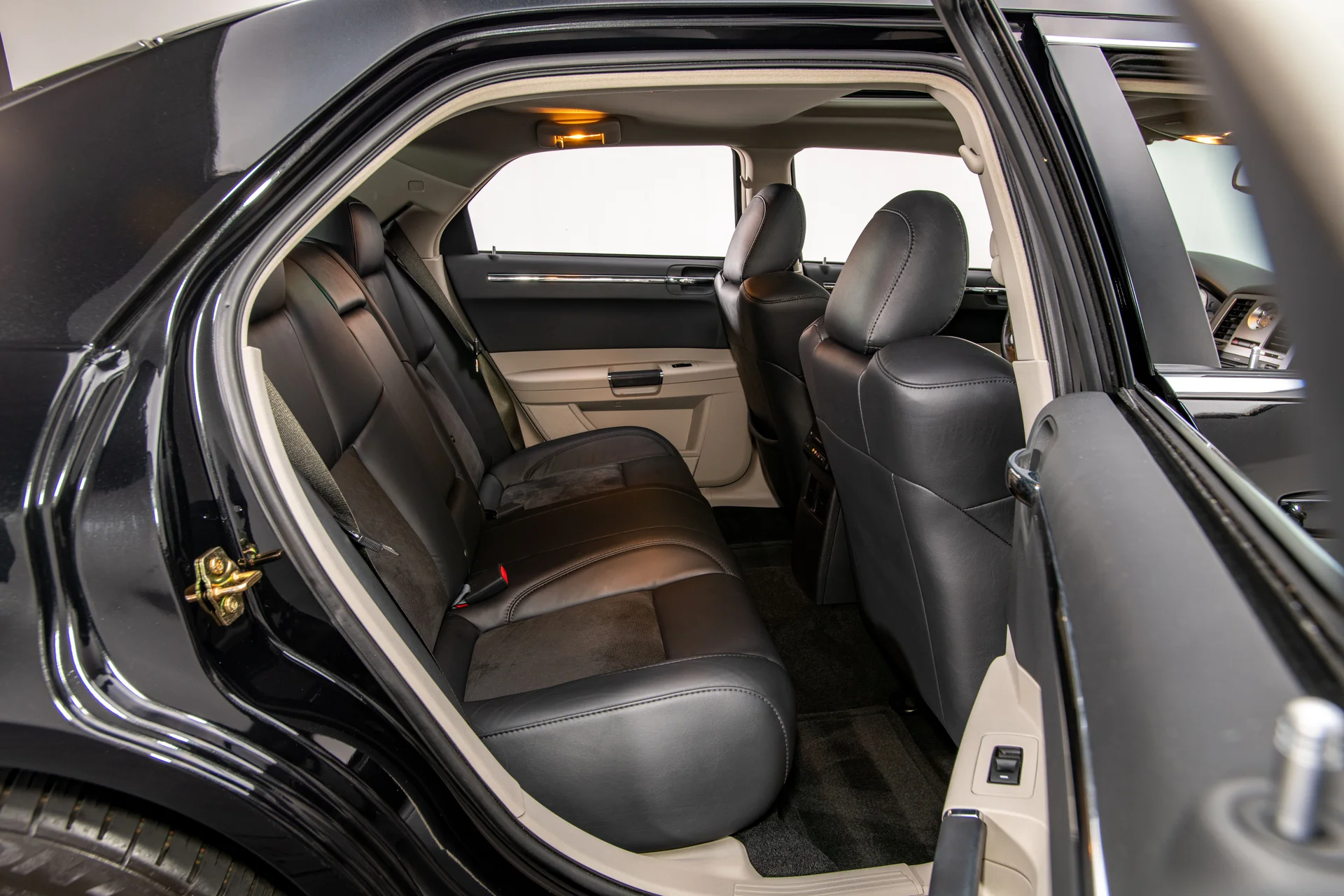 2006 Chrysler 300C SRT-8 - Image 16