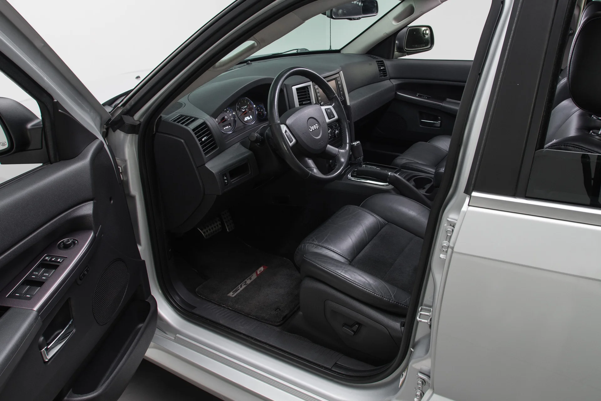 2008 Jeep Grand Cherokee SRT - Image 11