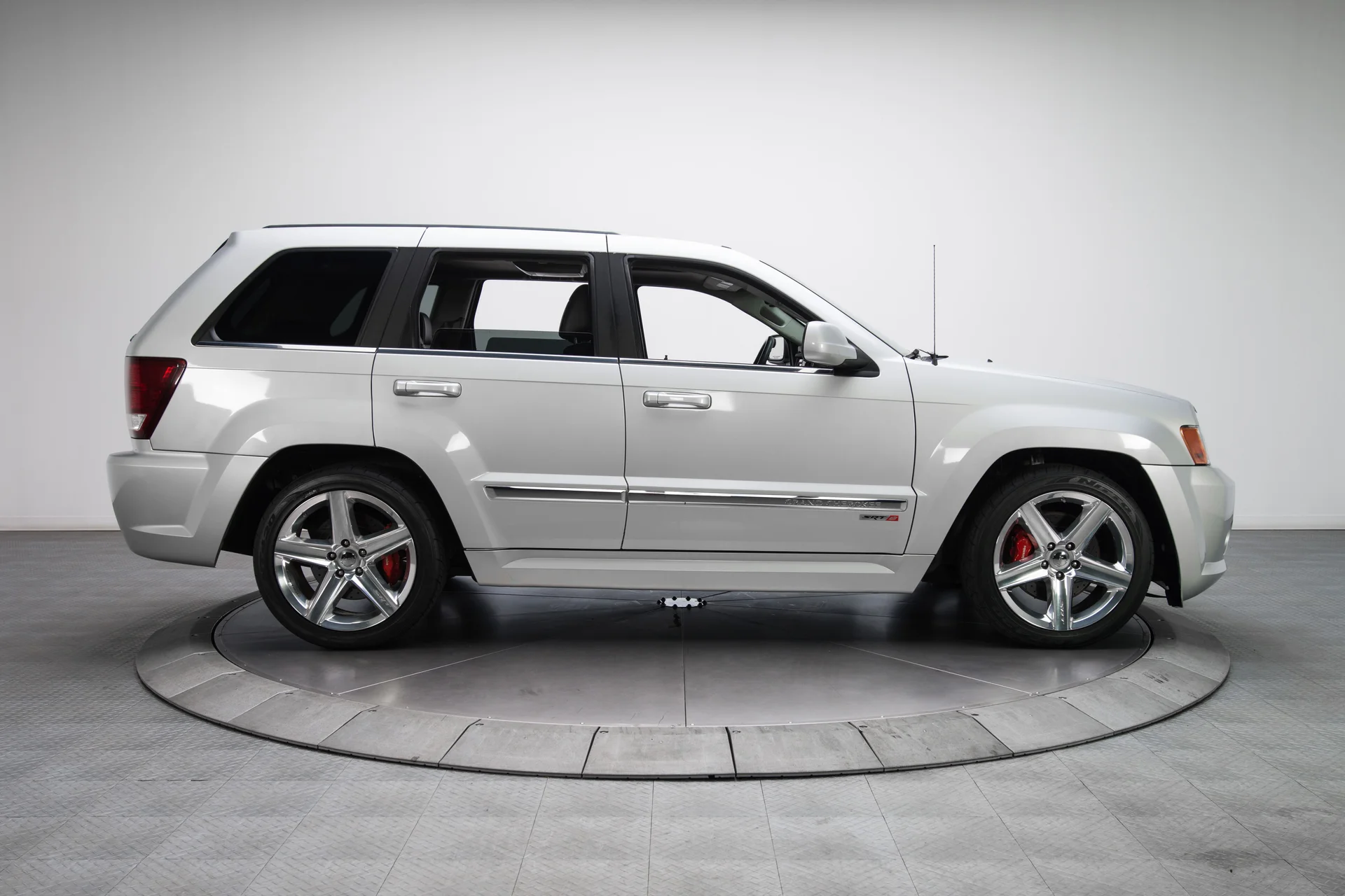 2008 Jeep Grand Cherokee SRT - Image 6