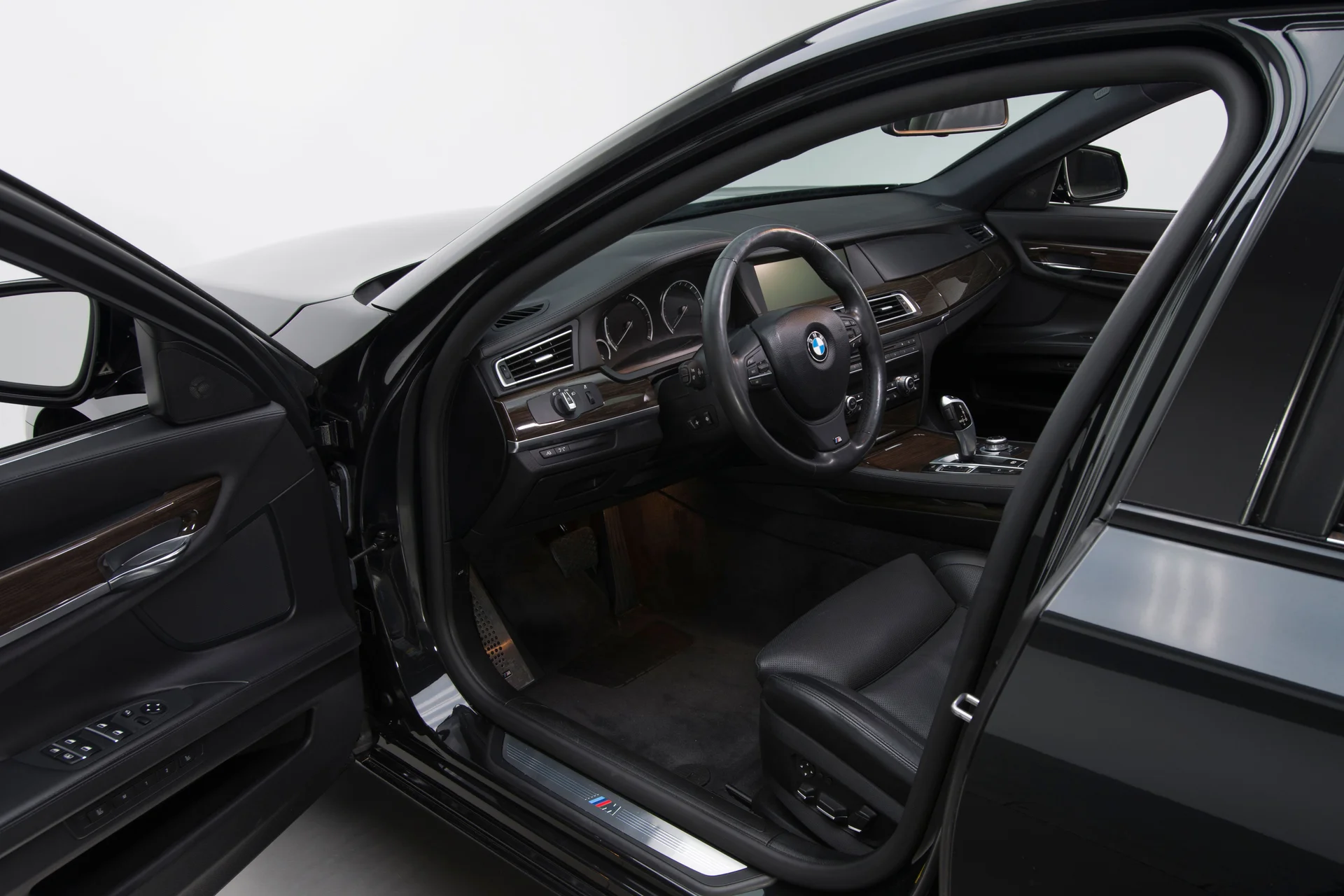 2010 BMW 750i - Image 12