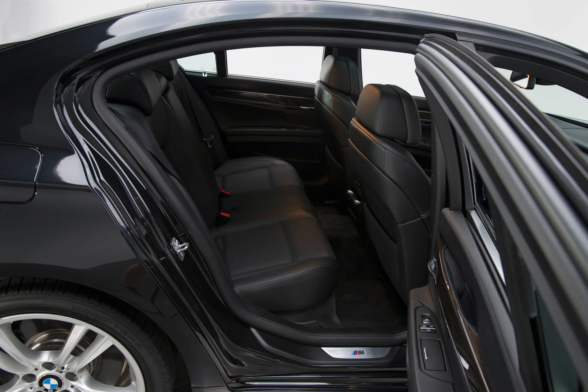 2010 BMW 750i - Image 15