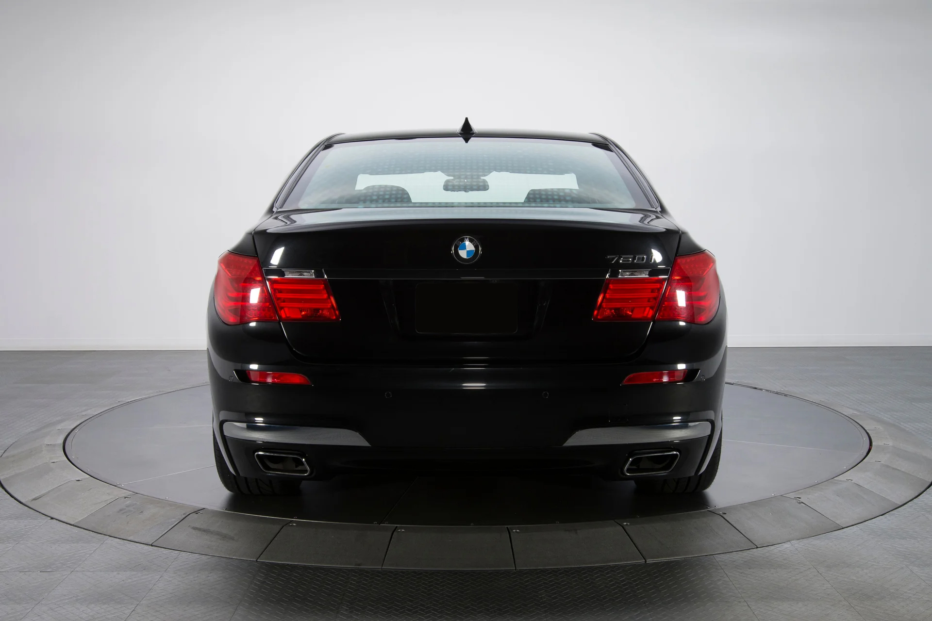 2010 BMW 750i - Image 4