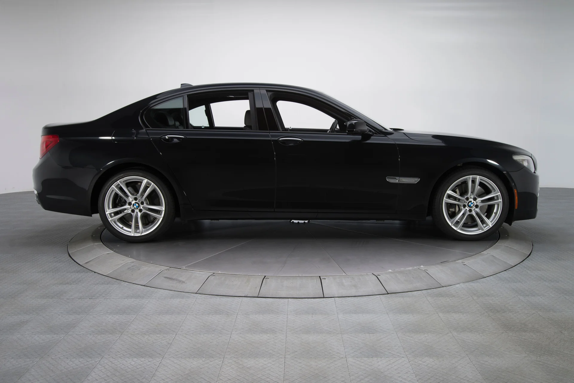 2010 BMW 750i - Image 6