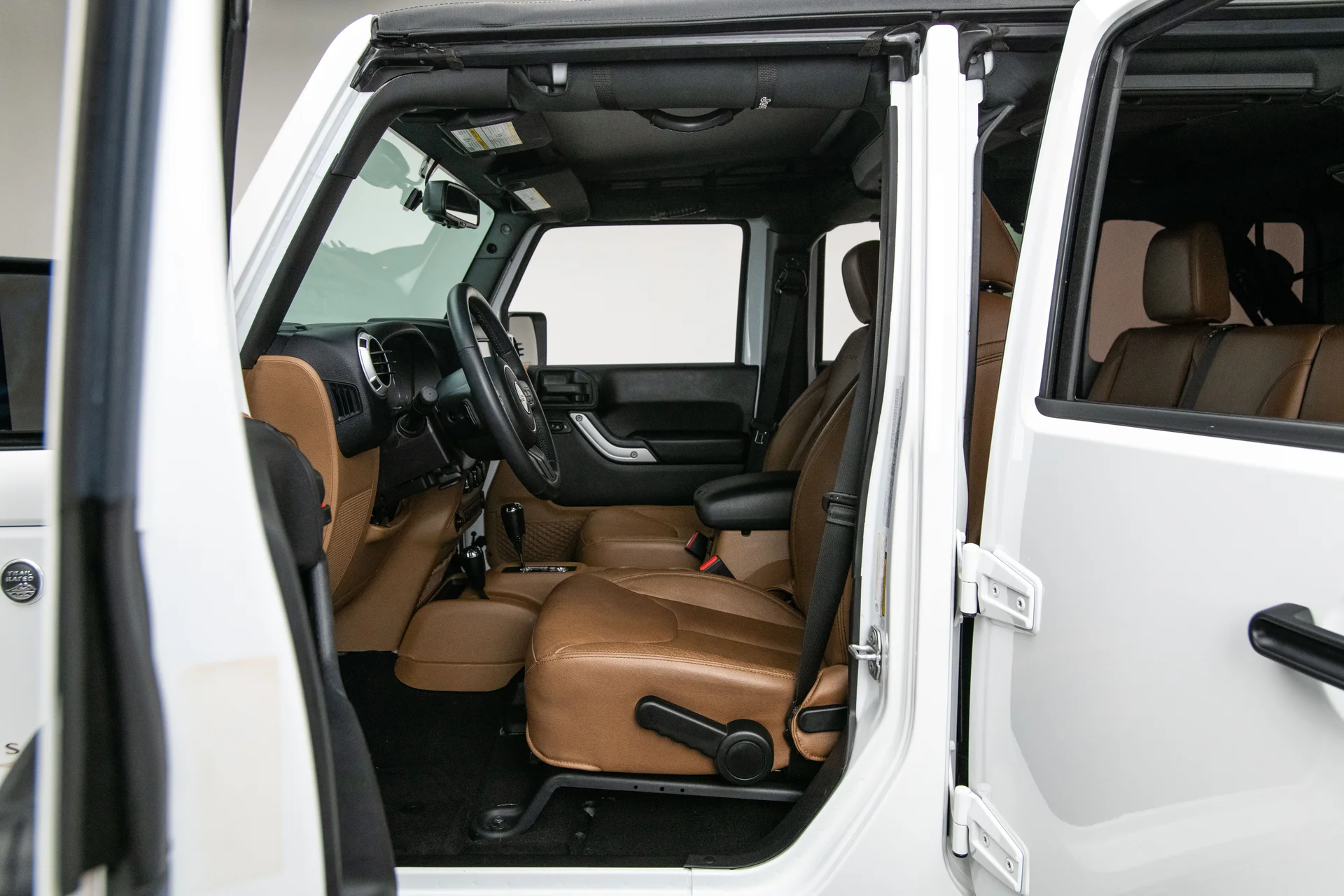 2016 Jeep Wrangler Sahara - Image 12