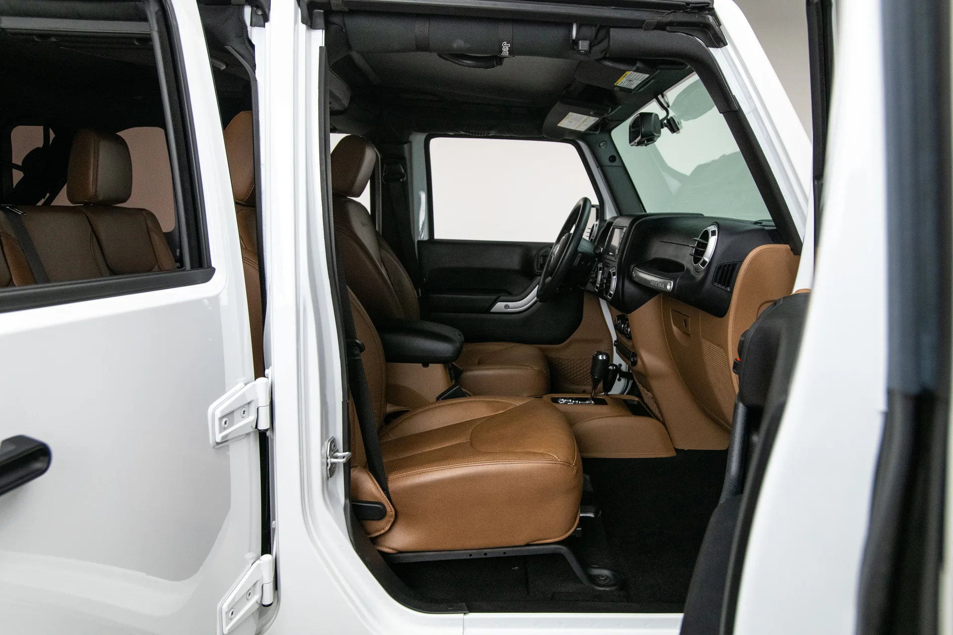 2016 Jeep Wrangler Sahara - Image 13