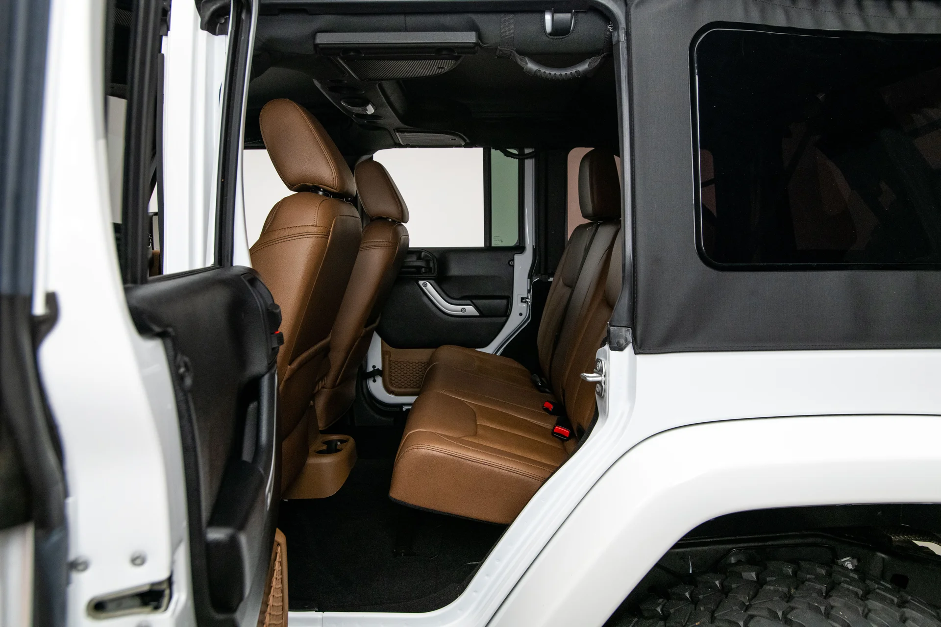 2016 Jeep Wrangler Sahara - Image 15