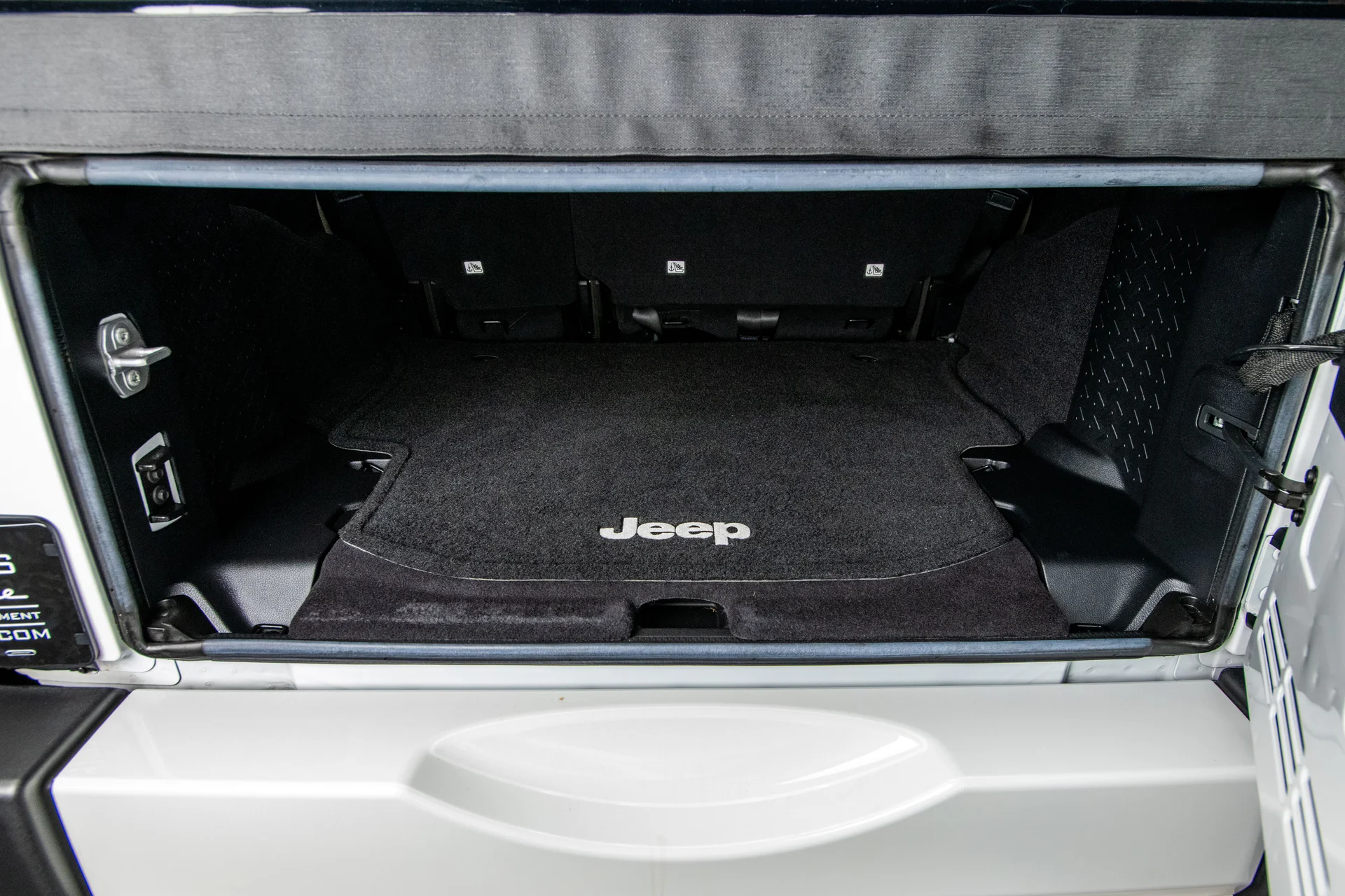 2016 Jeep Wrangler Sahara - Image 18