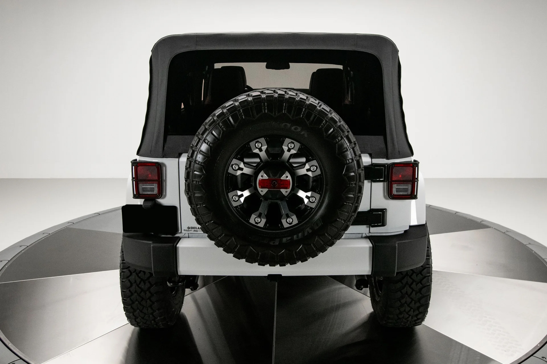 2016 Jeep Wrangler Sahara - Image 4