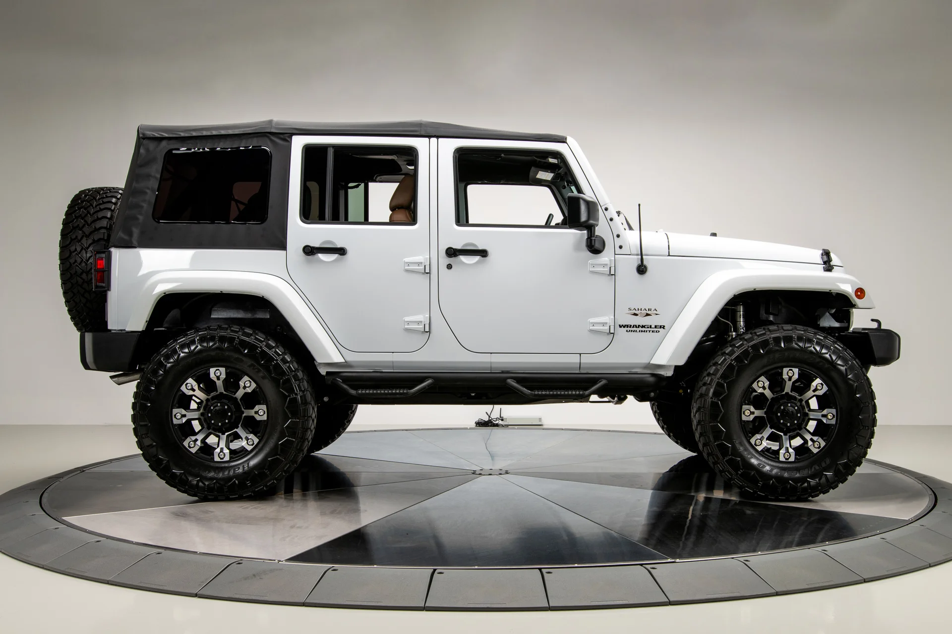 2016 Jeep Wrangler Sahara - Image 6