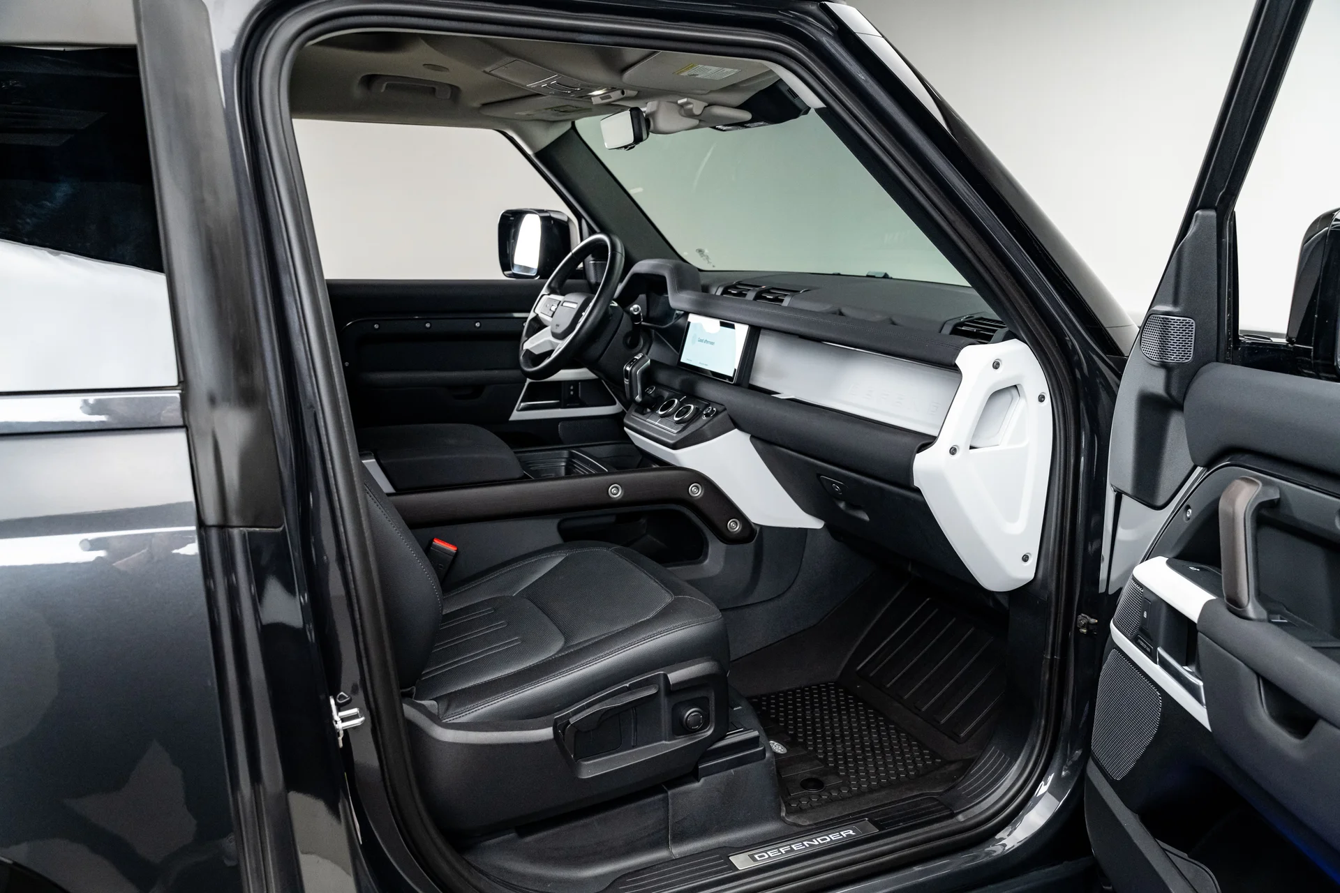 2021 Land Rover Defender - Image 15