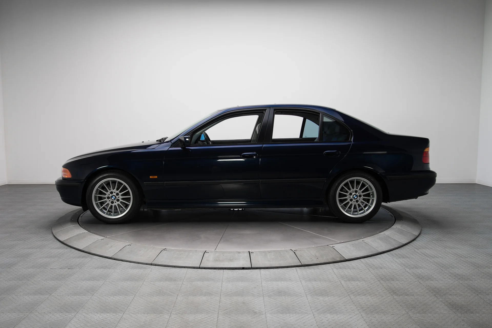 1999 BMW 540i - Image 2